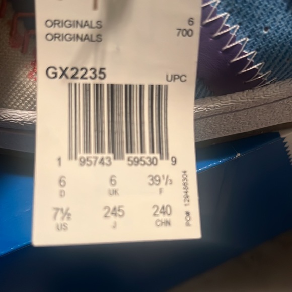 Adidas women’s shoes - Picture 17 of 17